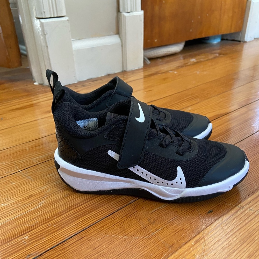 Little kids nike omni multi court shoes size 10.5 never been worn